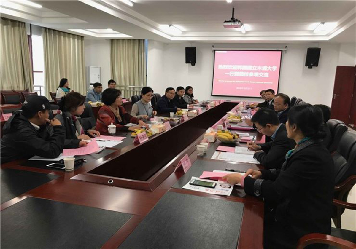 图5 2018年韩国茶道教育院院长郑美淑教授一行在beat365正版唯一官网必一交流座谈.jpg