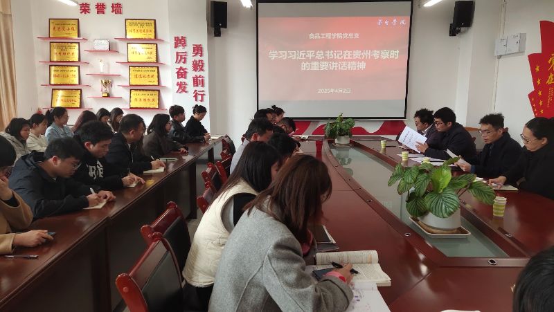 一群人在餐厅用餐AI 生成的内容可能不正确。